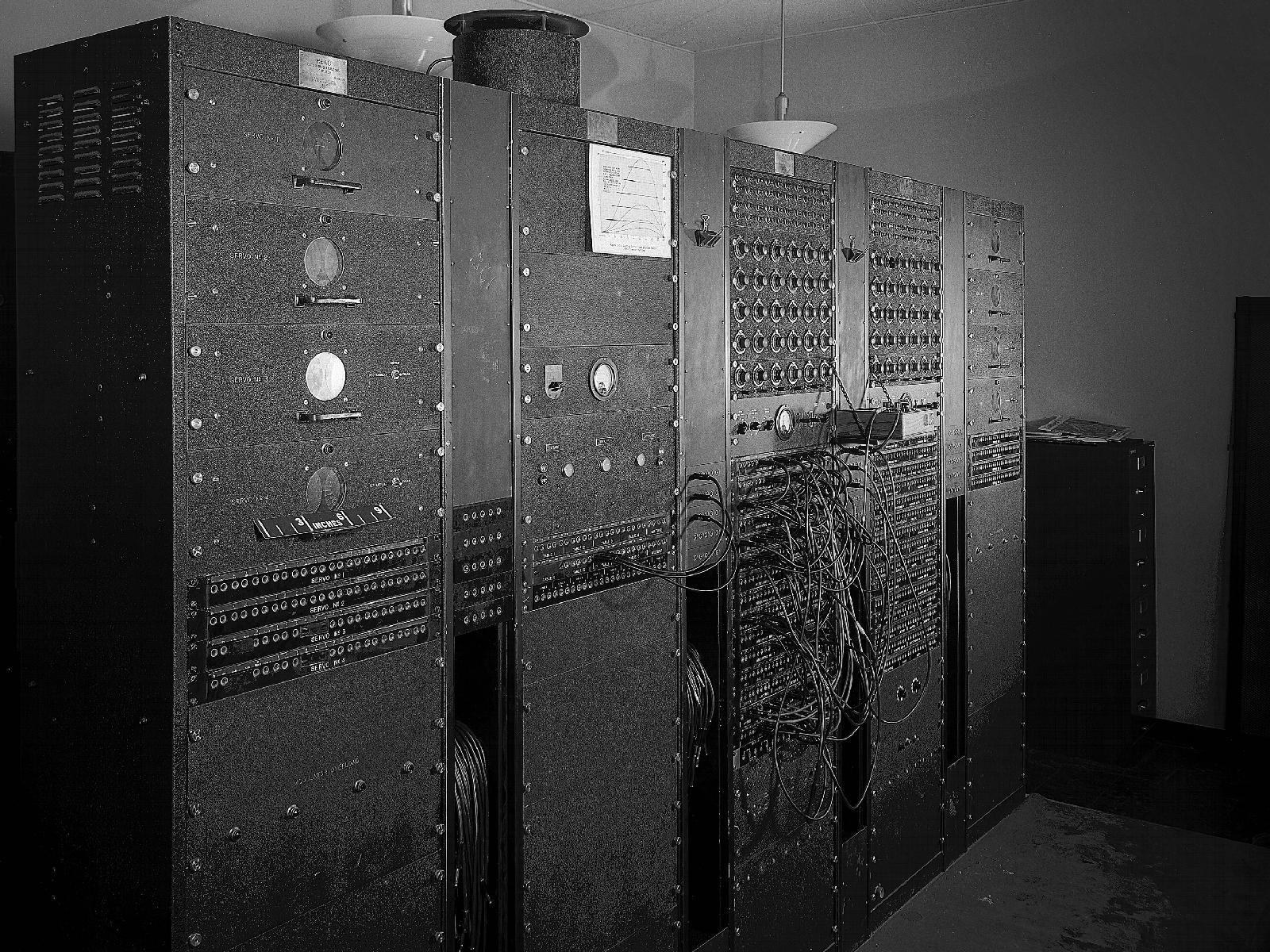 Computadora antigua(1949)<br>Reeves Electronic Analog Computer<br>Crédito de la fotografía: NASA