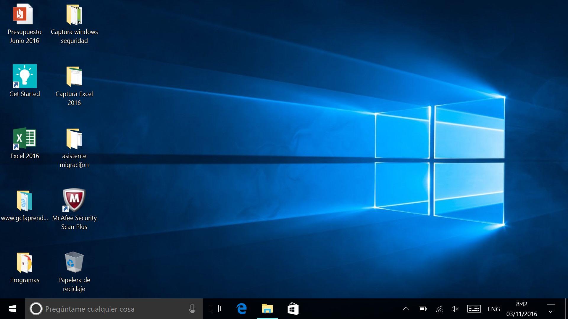 En el escritorio de Windows 10 verás los accesos directos y la barra de tareas.